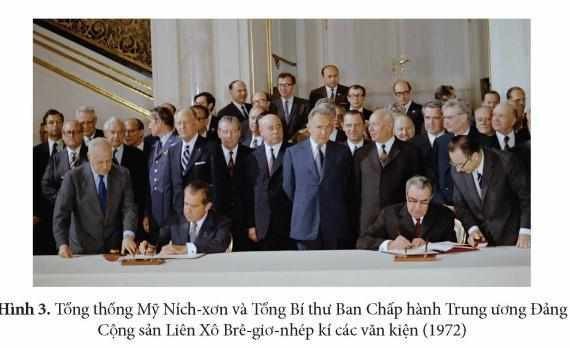 Ảnh có chứa bộ đồ, trang phục, người, đàn ông Mô tả được tạo tự động